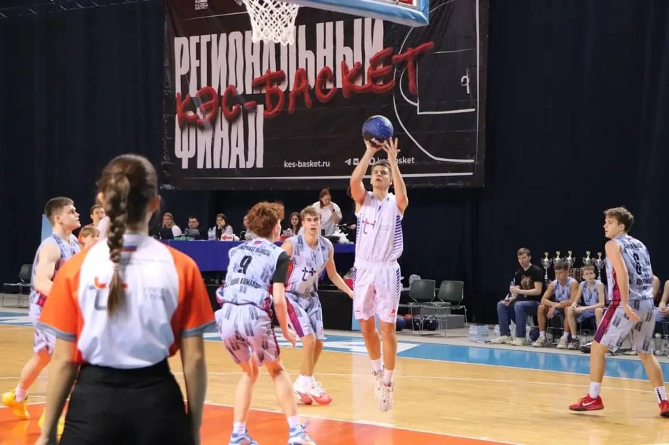 В Самаре состоялся финал регионального этапа чемпионата Школьной баскетбольной лиги В Самаре прошел финал регионального этапа Школьной баскетбольной лиги КЭС БАСКЕТ Мероприятие состоялось при поддержке компании Т Плюс Участниками турнира стали 410 школьных команд из 41 муниципального образования Самарской области Сначала ребята соревновались на внутришкольном муниципальном дивизионном а затем уже на региональном этапе По итогам игр в финале чемпионата ПФО Самарскую область представят девушки из школы села Алексеевка и юноши из школы 7 Новокуйбышевска   Подпишись на truekpru63 Мы в MAX