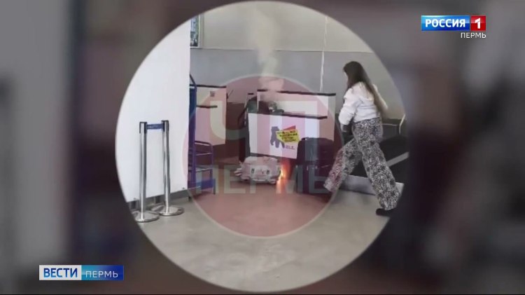 В аэропорту у пассажира взорвался телефон   vesti perm ru publications 04668a73 1b62 4d9c bd55 feb207c56868 Накануне в Пермском аэропорту произошло ЧП у одного из пассажиров загорелся а затем взорвался телефон Видеозапись инцидента очевидцы опубликовали в соцсетях На кадрах видно как на стойке регистрации из сумки внутри которой находился гаджет идет дым а затем вылетает какой то горящий предмет О пострадавших не сообщается В аэропорту заявили что воздушная гавань продолжила работу в обычном режиме