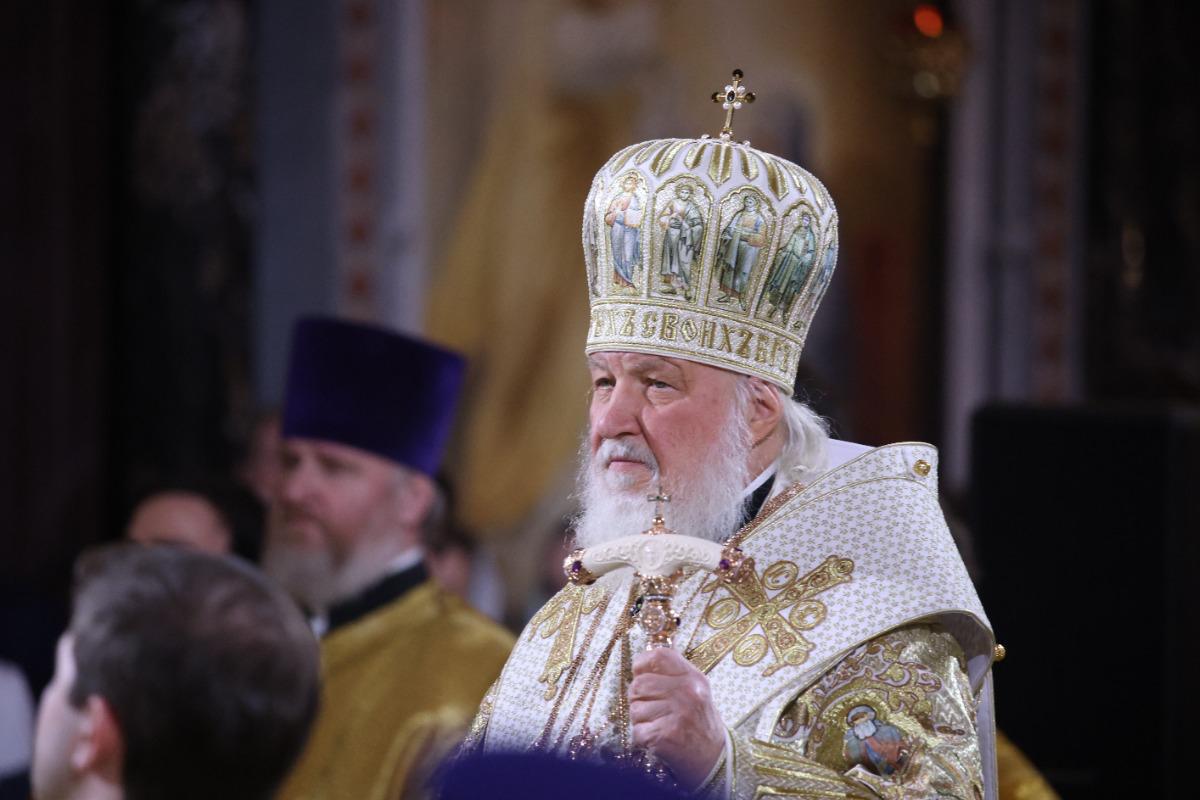 Изменниками родины назвали инакомыслящих россиян в РПЦ Патриарх Кирилл в проповеди за Рождественской вечерней заявил что существуют базовые понятия без которых государство не может существовать и по ним в обществе должен быть консенсус По его словам если человек выпадает из такого согласия то о нем говорят изменник родины И у этого как отметил патриарх могут быть юридические последствия При этом он подчеркнул что люди различаются по взглядам и убеждениям поэтому достичь полного согласия в масштабах всей страны крайне сложно   Подпишитесь на Абзац TG VK Дзен MAX Rutube