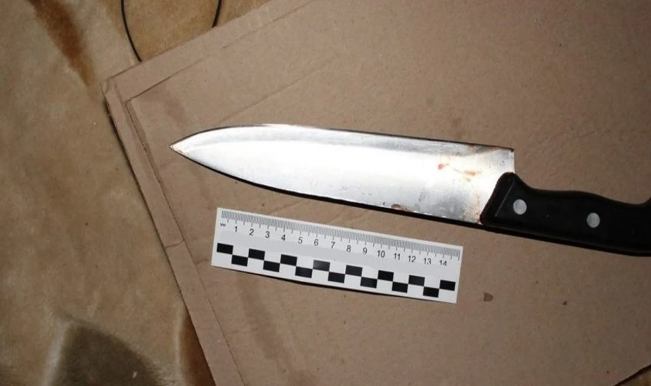 В здании одной из школ Асакинского района Андижанской области сотрудник убил ножом жену которая также работала в этой школе после чего сбежал домой и попытался покончить с собой обвиняемый выжил возбуждено уголовное дело