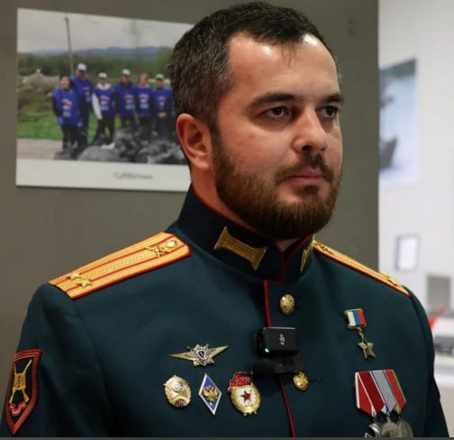 Впервые в Северной Осетии министром назначен Герой России — участник президентской программы «Время героев» Министром труда и соцразвития Северной Осетии назначен Герой России Юрий Абаев. Это событие ещё в апреле анонсировал глава РСО Сергей Меняйло. А сегодня он подробнее объяснил выбор. «Глава государства четко поставил перед нами задачу: формировать управленческую команду из тех, кто уже доказал, что готов стоять за страну до конца. Юрий Абаев - как раз из таких. Надежный, дисциплинированный, с ясным пониманием, зачем он здесь и что нужно делать. И главное: готов работать на благо своей республики и всей страны», — написал руководитель республики. Меняйло уверен, что Герой России справится. Да и как иначе? Золотой фонд страны! И логично, что Абаеву доверено возглавить министерство, которое в числе прочего занимается соцзащитой населения. На своей новой должности защитник Родины тоже будет защищать! Правительство РСО теперь одно из самых боевых в стране. Осенью 2023 года, напомним, министром культуры региона был назначен ветеран СВО Сослан Фидаров. В Северной Осетии, на Кавказе в целом доверяют патриотам с боевым опытом, обновляют элиты. Как и просит Путин.