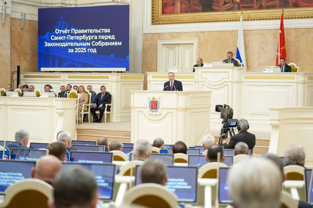 О чем Беглов рассказал в ходе ежегодного отчета перед депутатами Губернатор Санкт Петербурга Александр Беглов выступая с ежегодным отчетом перед Законодательным собранием города заявил что экономика Петербурга в 2025 г показала уверенный рост на фоне управляемого охлаждения российской экономики За прошедший год город обеспечил 3 888 трлн руб налоговых поступлений в бюджеты всех уровней что на 12 3 больше чем в 2024 г В консолидированный бюджет Санкт Петербурга поступило 1 249 трлн руб в федеральный 1 46 трлн руб а во внебюджетные фонды 1 174 трлн руб В 2025 г российская экономика функционировала в режиме управляемого охлаждения На страну продолжают оказывать давление санкции количество которых растет Геополитическая ситуация также негативно влияет на темпы развития Однако несмотря на неблагоприятные условия городская экономика показала уверенный рост отметил Беглов Ссылаясь на данные Росстата губернатор города сообщил что валовый региональный продукт ВРП Санкт Петербурга в 2024 г вырос на 8 4 до почти 13 трлн руб В 2025 г по предварительным оценкам властей окончательные показатели еще не опубликованы рост составит до 3 а прогнозный объем ВРП свыше 14 трлн руб Опрошенные изданием эксперты отмечают что рост налоговых отчислений во многом связан с повышением налога на прибыль и расширением шкалы НДФЛ в 2025 г Кроме того у ряда граждан зарплата выросла на фоне кадрового голода Свою роль в повышении основных показателей также сыграла и инфляция   Подробнее в материале на нашем сайте Telegram Спикер Бельский Telegram Max