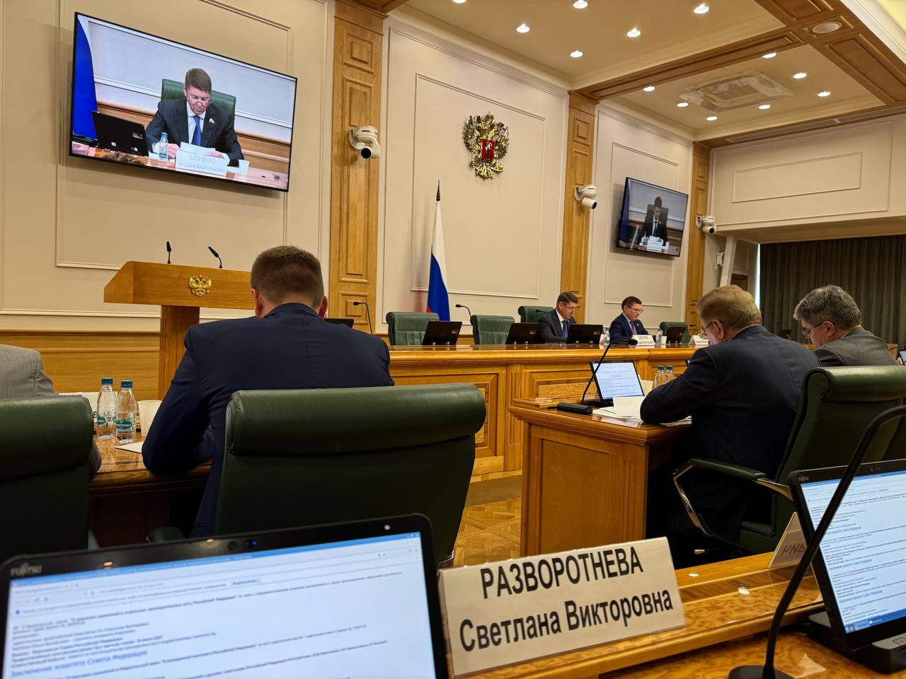 Комитет Совета Федерации по федеративному устройству, региональной политике, местному самоуправлению поддержал 2 важных законопроекта, подготовленных евшим комитетом. Законопроект 1077816-7 дает возможность региональным властям оказывать помощь отдельным категориям граждан помощь при реализации энергосервисного контракта. Законопроект 928725-8, автором которого я являюсь, упрощает процедуру подписания актов сдачи-приемки работ между собственниками и управляющими организациями, ресурсоснабжающими организациями.