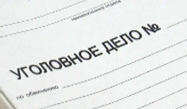 В Краснотурьинске прокуратура направила в суд уголовное дело в отношении водителя мусоровоза обвиняемого в смертельном наезде на пенсионерку на придомовой территории Прокуратура г Краснотурьинска утвердила обвинительное заключение по уголовному делу в отношении местного жителя Мужчина обвиняется в совершении преступления по ч 3 ст 264 УК РФ нарушение лицом управляющим автомобилем правил дорожного движения повлекшее по неосторожности смерть человека По версии следствия 9 октября 2025 года около 15 час 15 мин обвиняемый в рамках исполнения трудовых обязанностей по вывозу твердых коммунальных отходов по городам г Волчанск г Карпинск г Краснотурьинск управлял мусоровозом марки МАЗ 5340 С принадлежащим ООО ТКО СЕРВИС В это же время в направлении контейнерной площадки по прилегающей территории шла пожилая женщина Мужчина проявив преступную небрежность и невнимательность двигаясь задним ходом по прилегающей дворовой территории вдоль дома 36 по ул Металлургов г Краснотурьинска в направлении контейнерной площадки совершил наезд на женщину пешехода двигающуюся в попутном направлении В результате данного дорожно транспортного происшествия женщине пешеходу были причинены телесные повреждения не совместимые с жизнью Она скончалась в этот же день в медицинском учреждении   Уголовное дело направлено в Краснотурьинский городской суд для рассмотрения по существу Санкция ч 3 ст 264 УК РФ предусматривает в качестве наиболее строгого наказания лишение свободы на срок до 5 лет