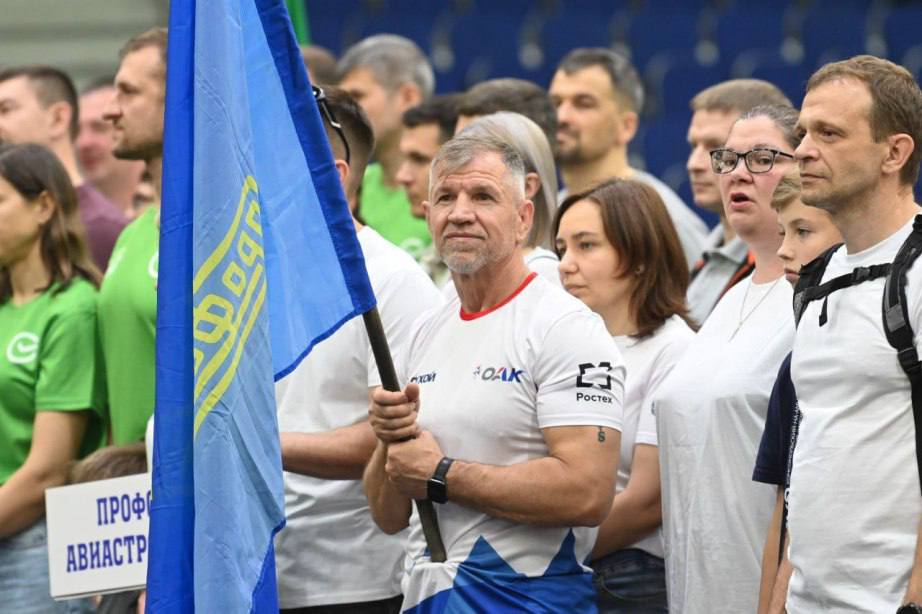«Ладу Гранта» выиграла семья Киселёвых на спортивном фестивале в Хабаровске В Хабаровске завершился 31-й фестиваль «Азарт. Здоровье. Отдых» 0+ , собравший более 800 участников из разных отраслей края. Традиционно самыми зрелищными стали семейные соревнования, где в упорной борьбе победу одержала семья Киселёвых с авиазавода им. Гагарина — они не только взяли золото, но и уехали на новенькой «Ладе Гранте», ключи от которой семье вручил губернатор. "Мы тренировались усердно и в четвёртый раз наконец стали первыми!" — рассказали счастливые победители. Второе место заняли семья Подоплеловы, третье — Пинчуковы. Фестиваль, организованный профсоюзами и правительством края, уже 35 лет объединяет любителей спорта — от баскетбола и плавания до ГТО. Фото: Пресс-служба правительства Хабаровского края AmurMedia Прислать новость