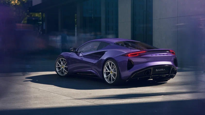Lotus сократит почти каждого второго сотрудника из за снижения продаж Сейчас на родине компании в Великобритании в штате насчитывается 1 3 тысячи человек но как минимум 550 из них в обозримом будущем лишатся своих мест сообщает The Guardian Помимо снижения продаж как такового отмечается негативное влияние американских пошлин Lotus Cars принадлежащая холдингу Geely в настоящее время выпускает в Великобритании всего одну модель спорткар Emira Ещё две модели кроссовер Electre и лифтбек Emeya производятся в Китае В отчёте о результатах работы за первое полугодие Lotus отчитался о поставках 2813 автомобилей что на 43 меньше чем за аналогичный период 2024 года Выручка компании за шесть месяцев 2025 года сократилась на 45 до 218 миллионов долларов autoruonline