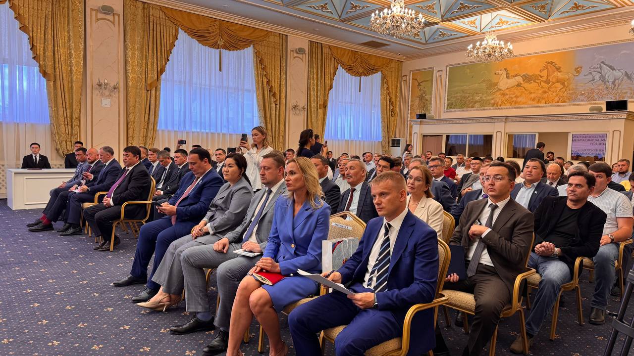 Омская делегация во главе с Виталием Хоценко представила социально-экономический потенциал Омской области в Павлодаре   Губернатор отметил стратегическое расположение региона на пересечении важнейших транспортных коридоров между Европой и Азией, развитую инфраструктуру и диверсифицированную экономику. Особое внимание в презентации уделили агропромышленному сектору и туристическому потенциалу.   «Мы стремимся к тому, чтобы инвесторы чувствовали себя в Омской области уверенно и безопасно. Регион предлагает широкую линейку мер государственной поддержки, профессиональное сопровождение проектов и гарантированное исполнение обязательств»,  — отметил глава региона.  В завершение встречи участники приняли решение углублять сотрудничество и пригласили казахские предприятия лично ознакомиться с возможностями региона. Кроме того, стороны подписали ряд соглашений о взаимодействии между управляющей компанией СЭЗ «Павлодар» и особой экономической зоной ППТ «Авангард».