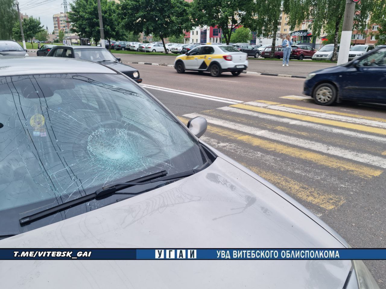 В Витебске в ДТП пострадал ребенок-велосипедист Авария произошла сегодня около 17:40 в районе д.49 по ул.Правды. 30-летняя водитель автомобиля Renault, двигаясь в направлении ул.Смоленской, при проезде нерегулируемого пешеходного перехода не предоставила преимущество велосипедистке 2014 г.р. и совершила на неё наезд. В результате происшествия девочка для обследования направлена в учреждение здравоохранения. По факту ДТП проводится проверка. Водителям перед проездом пешеходных переходов необходимо заблаговременно снизить скорость движения и быть готовым остановиться. Не достигнув четырнадцати лет запрещается управлять велосипедом на дороге без сопровождения совершеннолетнего лица кроме пешеходных и жилых зон, тротуаров, велосипедных и пешеходных дорожек . Госавтоинспекция призывает родителей проявлять бдительность и с должным вниманием контролировать времяпрепровождение своих детей. Ежедневно напоминайте юным участникам дорожного движения о безопасном поведении на дорогах.