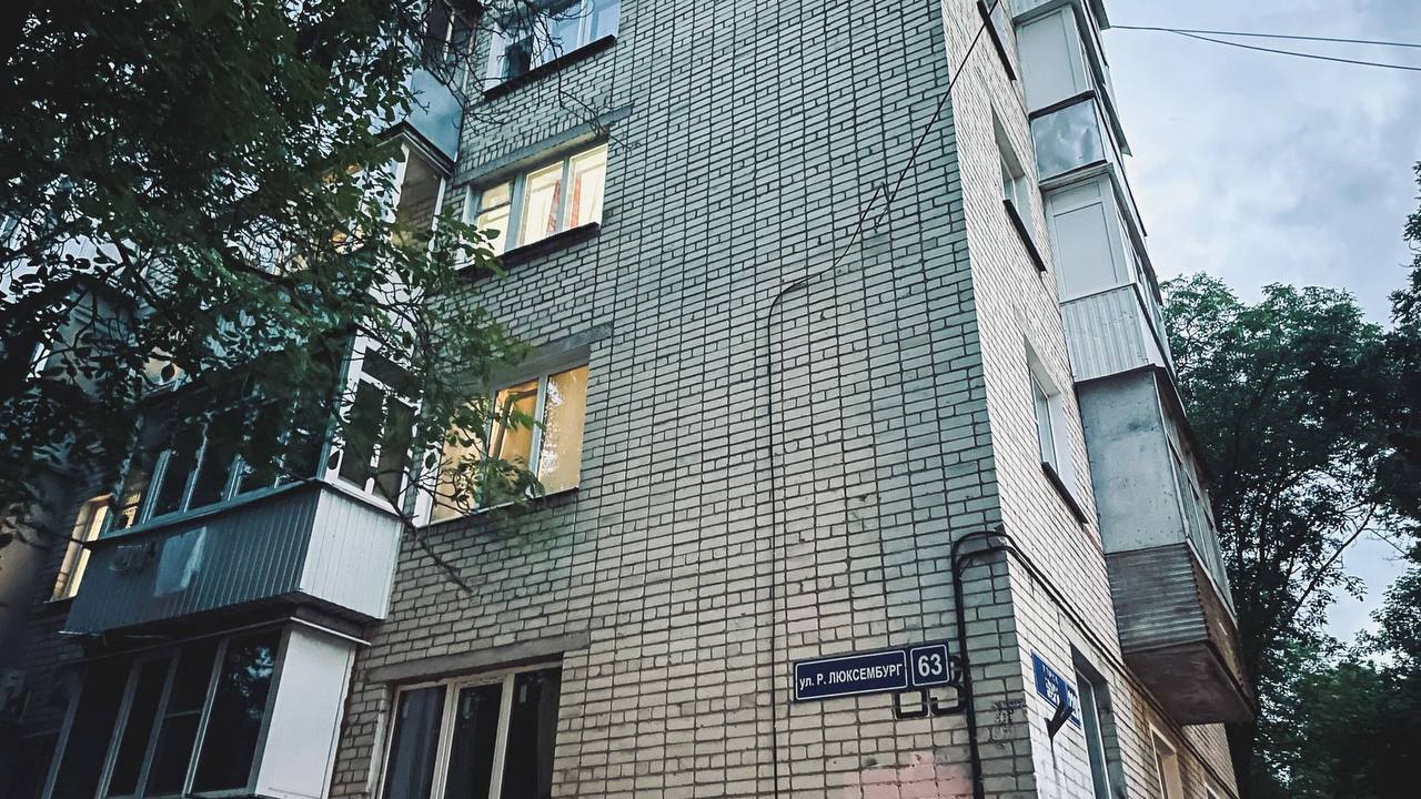 В Находке двое мужчин устроили стрельбу с балкона ради развлечения Два жителя Находки решили «повеселиться» и открыли огонь в воздух с балкона дома на улице Мичурина, 10, используя охотничье ружье. Об их выходке в полицию сообщили очевидцы, и вскоре злоумышленников задержали. 53-летний хозяин квартиры признался, что он вместе с друзьями решил пострелять в воздух из принадлежащего ему ружья. Все участники были доставлены в отделение полиции. Оружие изъято и отправлено на экспертизу. Выяснилось, что ружье было зарегистрировано официально и хранилось согласно закону. Сейчас полиция проводит проверку. Источник: