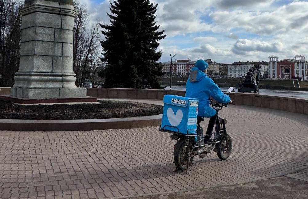 В Перми начала работу доставка «Яндекс Лавка» С 22 мая в Перми начал работать сервис доставки «Яндекс Лавка». Пока он охватывает часть города, в ассортименте - около 3 тысяч позиций. «Яндекс Лавка» - сервис доставки готовой еды, продуктов и хозяйственных товаров, работающий с 2019 года. Им можно пользоваться через приложение или сайт. Сейчас работает в 13 городах страны. >