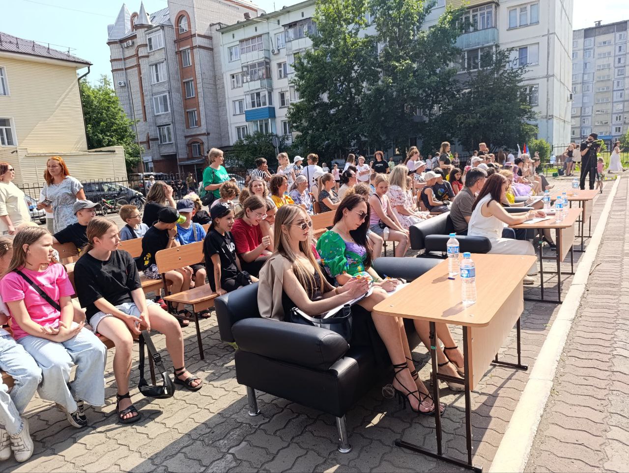 В Бийске прошел фестиваль «ЭкоМода» Вчера на территории школы №1 состоялся яркий и креативный праздник моды. Организаторами фестиваля являются команда активистов Движения Первых, наставники и социальные партнеры СОШ № 1. В этом году на конкурс поступило порядка 40 заявок. Воспитанники детских садов и школьники поразили жюри своими невероятными нарядами из бросовых материалов: бумаги, пластиковой посуды, дисков, целлофановых пакетов и др. Цель фестиваля ЭкоМода: -показать детям и подросткам, как можно дать вторую жизнь ненужным вещам -научить бережно относиться к ресурсам, сократить использование одноразового пластика -раскрыть творческие способности участников через создание модных образов из бумажных и пластиковых отходов. Участники доказали, что мода может быть не только стильной, но и экологичной! Кто же стал победителем Скоро узнаем Пресс-центр Администрации г. Бийска #экомода2025 #экомодаБийск