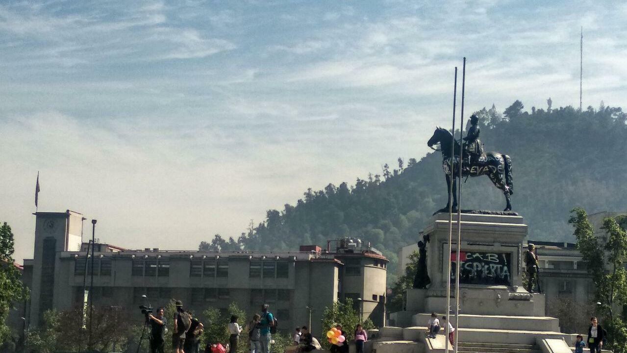 Президент Чили Габриэль Борич пригласил победившего на выборах главы государства Хосе Антонио Каста обсудить передачу власти следует из слов Борича Я связался с Хосе Антонио Кастом чтобы поздравить его с победой которая превратит его в будущего президента Чили написал он в X Я всегда буду готов сотрудничать ради нашей родины начиная со встречи на которую я пригласил его завтра в понедельник в 11 30 17 30 мск здесь во дворце Ла Монеда отметил Борич По итогам подсчёта 99 33 голосов Каст набрал 58 18 Его оппонент кандидат от левых сил Жанетт Хара признала поражение