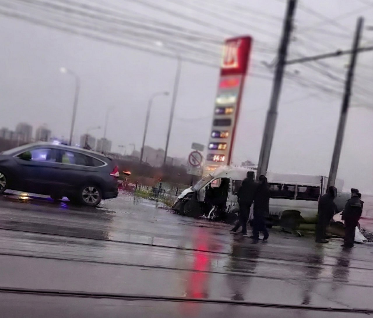 По факту ДТП с летальным исходом в Туле возбудили уголовное дело спустя 2 5 месяца после происшествия В оружейной столице возбудили уголовное дело по результатам прокурорской проверки которую провели после смертельного ДТП на улице Пролетарской в Туле в октябре прошлого года В результате проверки выявлено что столкновение двух легковушек двух маршруток и трамвая на Пролетарском мосту произошло из за ненадлежащего контроля за состоянием рельсов Теперь следователям предстоит выяснить кто именно в Тулгорэлеткротрансе будет отвечать по статье Халатность По результатам проверки руководителю компании перевозчика и главе администрации Тулы внесли представление с требованием устранить найденные нарушения Напомним ДТП на Пролетарском мосту произошло 31 октября прошлого года В столкновении пяти транспортных средств погибли пять человек 1  2   Подпишись на новости Мы в MАХ