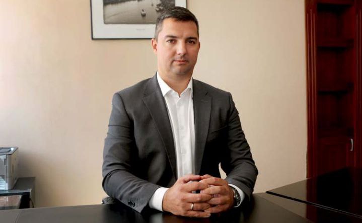 Задержан генеральный директор «Ростовводоканала» Евгений Юркин Как сообщил источник в силовых структурах, сотрудники правоохранительных органов взяли под стражу генерального директора АО «Ростовводоканал» — 40-летнего Евгения Юркина. По предварительной информации, Юркин подозревается в разглашении государственной тайны. Подписаться на "Новости Ростова" Прислать новость