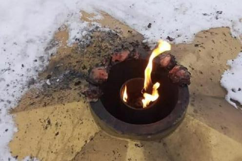 Полиция казахстанского Риддера разыскивает вандалов которые жарили курицу на Вечном огне обелиска Славы Акт вандализма был зафиксирован местной жительницей утром 4 декабря и опубликован ею в соцсетях с возмущенным обращением к властям По её словам камеры наблюдения похоже не сработали вокруг мемориала лежал мусор а снег не был убран и именно ей пришлось выбросить оставленные куски курицы в урну после чего коммунальные службы оперативно расчистили территорию и пообещали вскоре очистить звезду от золы Подробнее на нашем сайте Актуальные новости из Центральной Азии fergananews