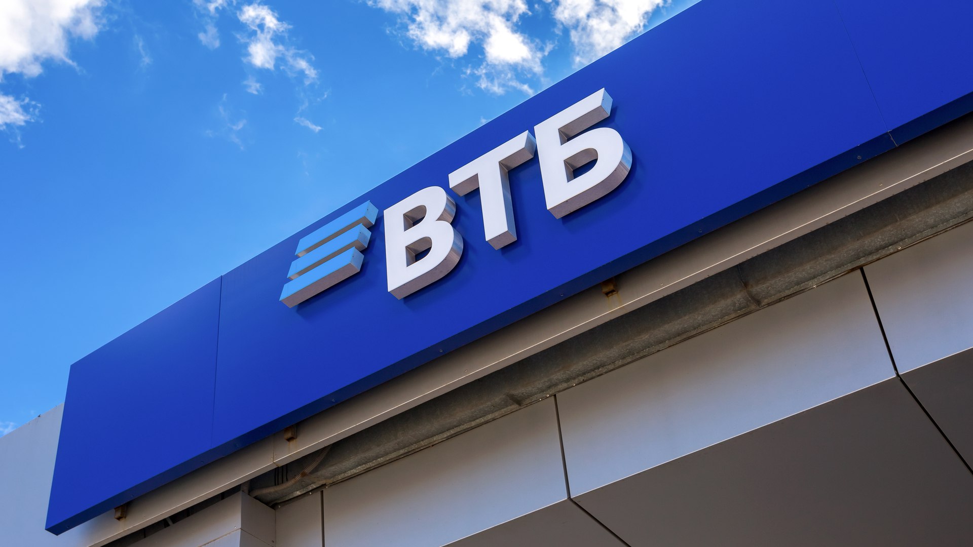 Банк ВТБ #VTBR ВТБ запускает проект по развитию медицинского туризма ВТБ объявил о запуске нового проекта, направленного на привлечение пациентов из стран СНГ и других дружественных государств для лечения в России. Сервис «ВТБ Медицина» будет организовывать весь цикл медицинских услуг, обеспечивая полное сопровождение: от поиска врачей и клиник до решения вопросов трансфера и проживания. Потенциальная аудитория проекта составляет не менее 1 млн человек ежегодно. Источник: vtb.ru