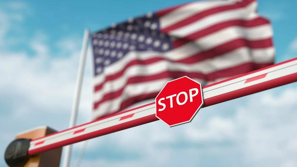 Черный список: США могут запретить въезд в страну гражданам еще 36 стран — СМИ По данным источников в администрации президента, в список войдут 25 стран Африки, в том числе Египет, а также несколько стран Центральной Азии, Карибских и Тихоокеанских островов. Новое расширение перечня станет самым масштабным за всю его историю. Как сообщают источники, госсекретарь Марко Рубио уже подписал документ для дипломатов, работающих в этих государствах. Согласно служебной записке, США давали странам 60 дней на выполнение новых требований. Ранее 4 июня Трамп запретил въезд в США гражданам 12 стран, включая Афганистан, Чад, Конго, Экваториальную Гвинею, Гаити, Сомали и Иран. Прислать новость