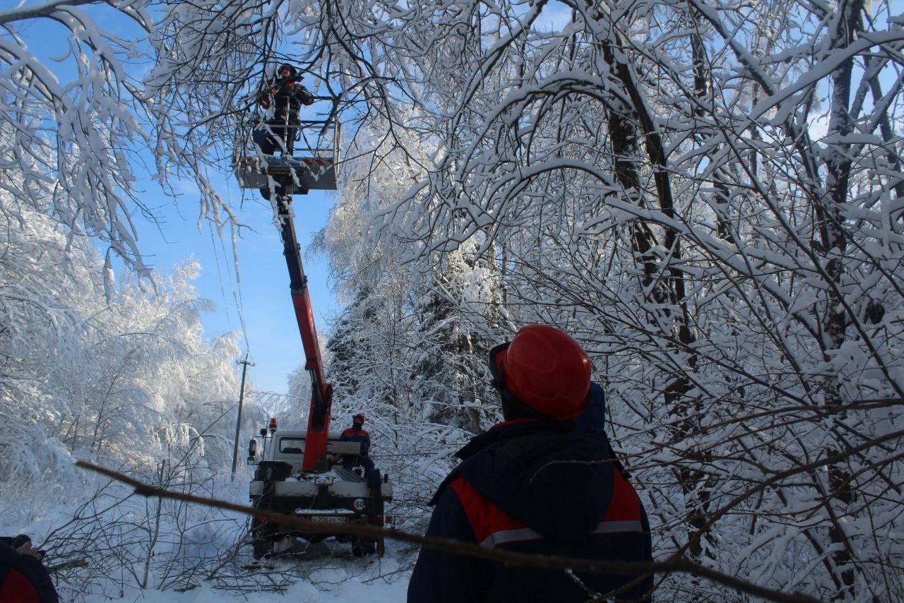 Калугаэнерго перешло на особый режим в условиях непогоды Усилен контроль за электроснабжением региона Для работы готовы 64 бригады 298 специалистов и 129 единиц спецтехники Жителей просят соблюдать осторожность и не приближаться к оборванным проводам сообщая о них в энергокомпанию или экстренные службы Наш канал в MAX