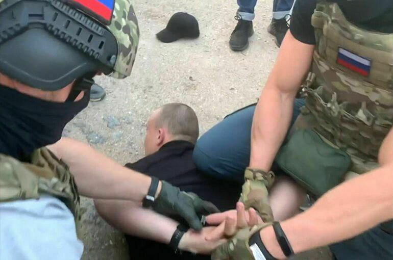 В Крыму задержали местных жителей за попытку поджога релейных шкафов на железнодорожных путях. Двое жителей Сакского района и города Евпатории 1995 г.р. осуществили поджог релейных шкафов на железнодорожных путях в Сакском районе. Задержанные признались, что действовали по указанию неустановленного сотрудника украинских спецслужб, с которым поддерживали связь посредством мессенджера Telegram. Возбуждено уголовное дело по ч. 1 ст. 205 УК РФ террористический акт , суд вынес им меру пресечения в виде ареста сроком на два месяца.