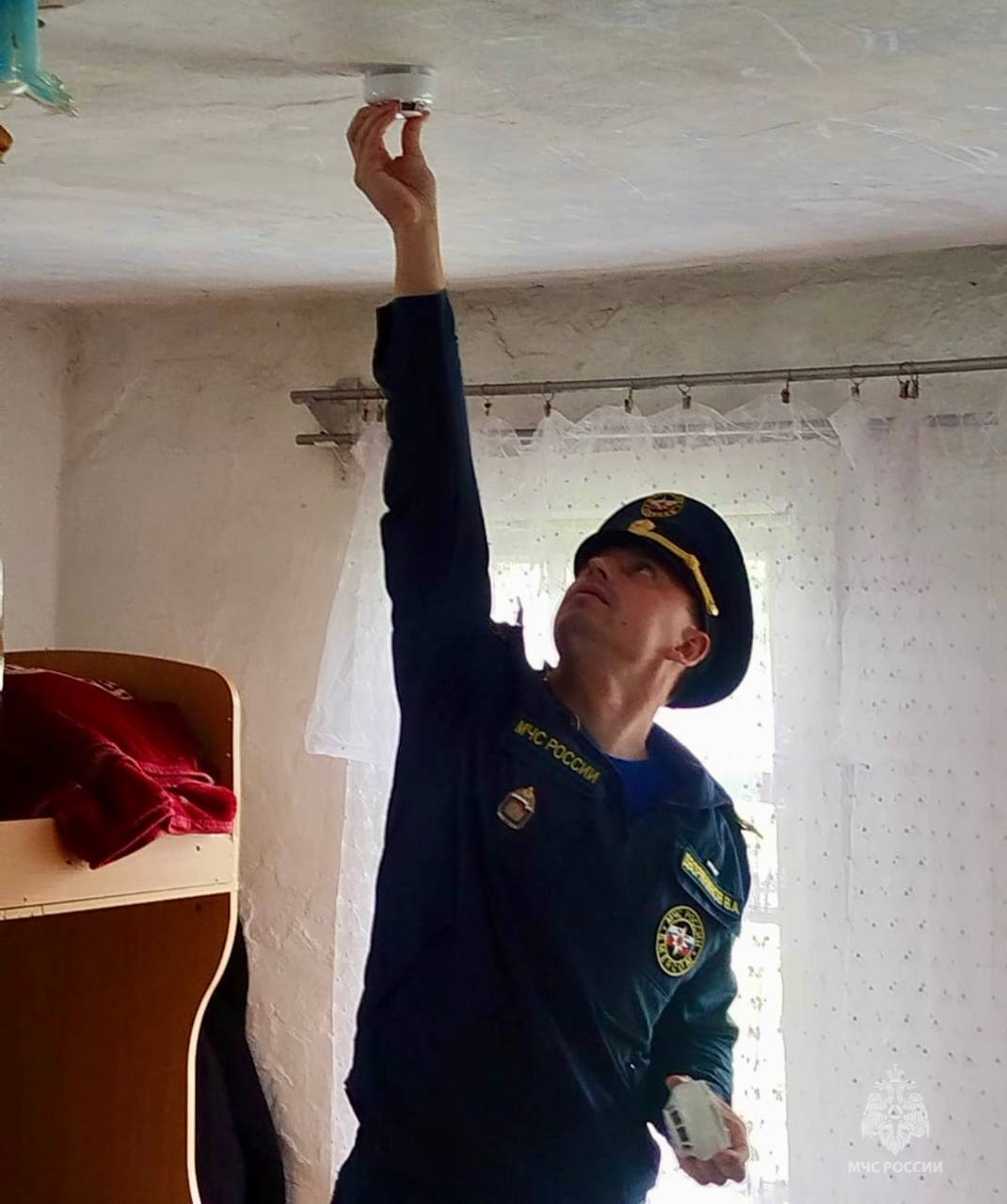 Безопасность в каждый дом Сотрудники Госпожнадзора Долинского района совместно с представителями комиссии по делам несовершеннолетних установили в многодетных семьях пожарные извещатели. Кроме этого, сотрудники МЧС России рассказали о принципе работы прибора. Установка в домах автономных пожарных извещателей - один с способов профилактики пожаров. Устройство среагирует на дым, громким звуковым сигналом оповестит тебя о возгорании. Разбудит даже крепко спящего человека. Купить можно в специализированном магазине или заказать на маркетплейсе. Крепится на двусторонний скотч или саморезы. А у тебя установлен пожарный извещатель?