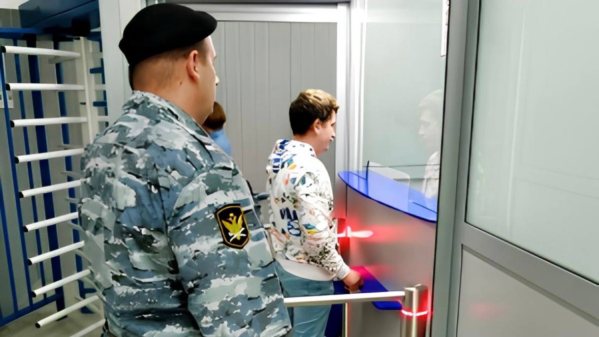 Калужские приставы выдворили 18 нелегальных мигрантов   Во второй половине июля из Калужской области в принудительном порядке выдворили еще 18 мигрантов. Большая часть нелегалов незаконно находилась на в Боровском районе и Калуге. Также часть иностранцев были задержаны в Малоярославецком, Юхновском, Дзержинском и Перемышльском районах Иностранцев оштрафовали и вынесли решения об их принудительном  выдворении.    Итого наш регион и страну покинули 10 граждан Узбекистана, 3 граждан Таджикистана, 2 граждан Беларуси, а также граждане Азербайджана, Туркменистана и Египта.