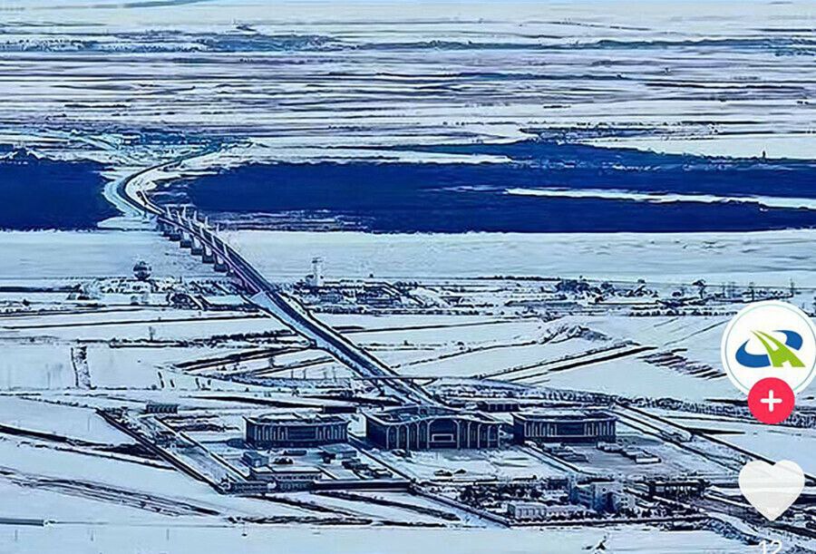 За один год по международному автомобильному мосту через реку Амур соединяющему российский Благовещенск и китайский Хэйхэ в обе стороны проехало 120 тысяч пассажиров А на МАПП Хэйхэ в общей сложности было досмотрено 122 562 пассажира сообщает Вiang со ссылкой на СМИ китайского города Отмечается что дневной пассажиропоток на автомобильном мосту через Амур достиг максимальной отметки в 677 пассажиров за сутки после запуска безвизового режима для граждан КНР в РФ