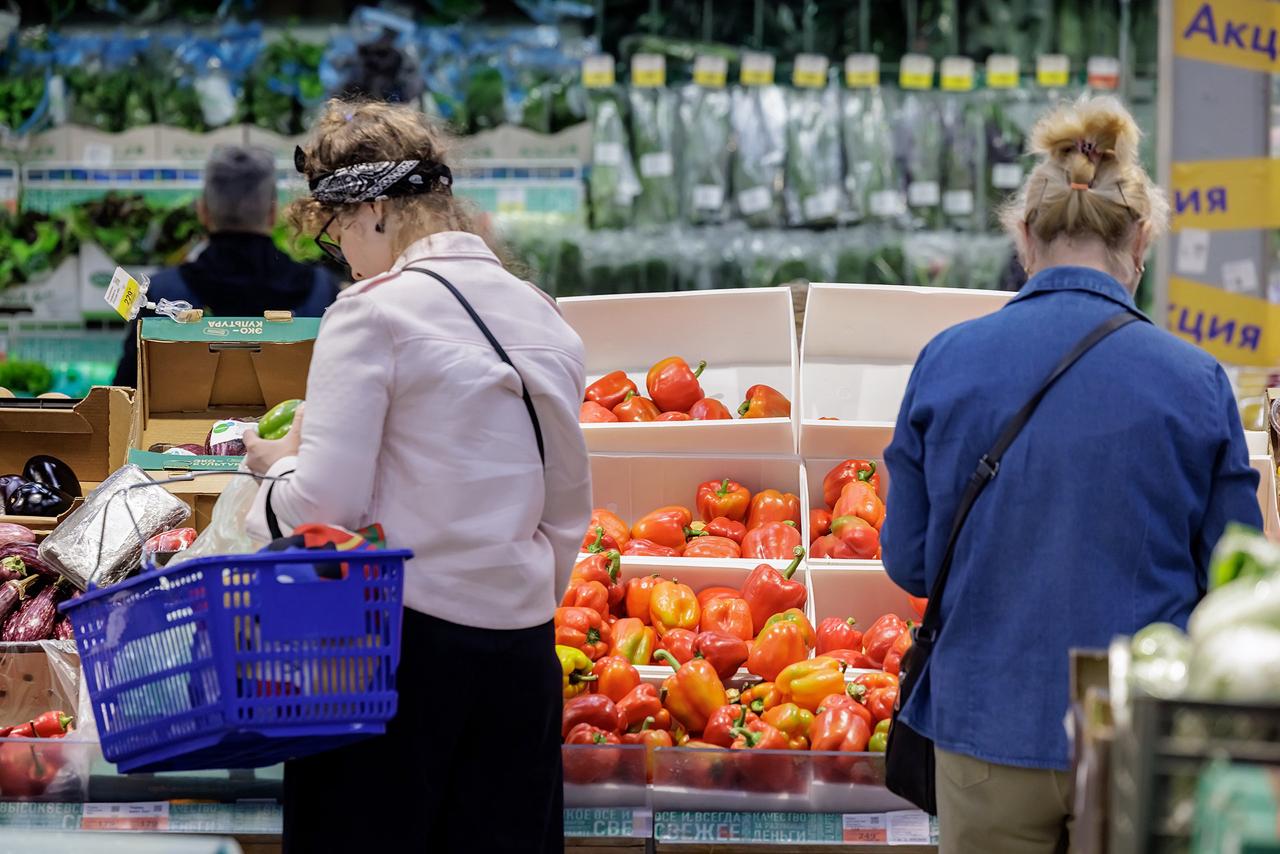 Цены на ряд продуктов упали до двухлетнего минимума Перед Новым годом магазины неожиданно порадовали сливочное масло подешевело до уровня двухлетней давности В минус ушли и другие позиции яйца картофель лук рис сахар и крупы В итоге больше половины базовой продуктовой корзины за год стали дешевле пишут Известия Эксперты правда охлаждают оптимизм это не дефляция а коррекция Запасы большие спрос просел ритейл давит цены Сколько продлится такая щедрость вопрос открытый Но к праздникам поворот конечно приятный А вы заметили что продукты подешевели Да стало полегче Пока не особо Вижу только рост цен   Подпишитесь на Абзац TG VK Дзен MAX Rutube