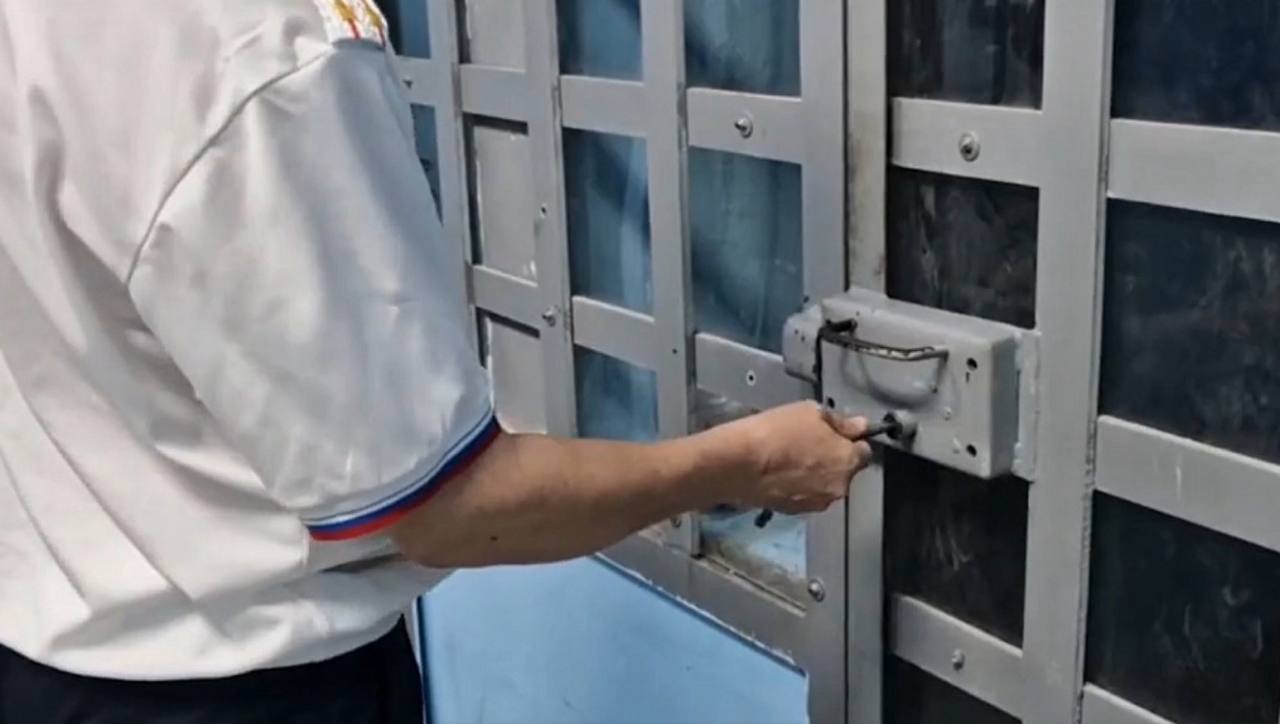 Новороссийские следователи направили в суд уголовное дело о мошенничестве  40-летний местный житель под предлогом установки надгробного памятника похитил у потерпевшей более 60 тысяч рублей.  Следственным подразделением отдела полиции Центрального района Управления МВД России по городу Новороссийску завершено расследование уголовного дела, возбужденного в отношении 40-летнего местного жителя по признакам преступления, предусмотренных частью 2 статьи 159 УК РФ «Мошенничество».  По данным следствия, обвиняемый, не имея возможности и намерений выполнить взятые на себя обязательства, договорился с заказчицей об установке памятника и благоустройстве места захоронения родственника на местном кладбище. Получив от заявительницы денежные средства, мужчина перестал выходить на связь. В результате противоправной деятельности обвиняемого, потерпевшей причинен ущерб на сумму более 60 тысяч рублей. Похищенными деньгами злоумышленник распорядился по своему усмотрению.  На период предварительного следствия мужчине была избрана мера пресечения в виде подписки о невыезде и надлежащем поведении.  В настоящее время уголовное дело с утверждённым обвинительным заключением направлено в суд для рассмотрения по существу.  Санкции инкриминируемой  части статьи предусматривают максимальное наказание в виде лишения свободы на срок до пяти лет.  Пресс-служба УМВД РФ по г. Новороссийску