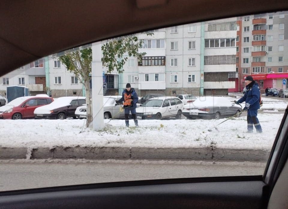 В восточных регионах России уже регулярно выпадает снег, но коммунальщики продолжают косить траву  Подснежный сенокос заметили в Омске, Магнитогорске и Абакане.  Летом все писали про траву в городе и на трассах, отписки летели — как придёт время, скосим. Время пришло  — предполагают жители в комментариях.