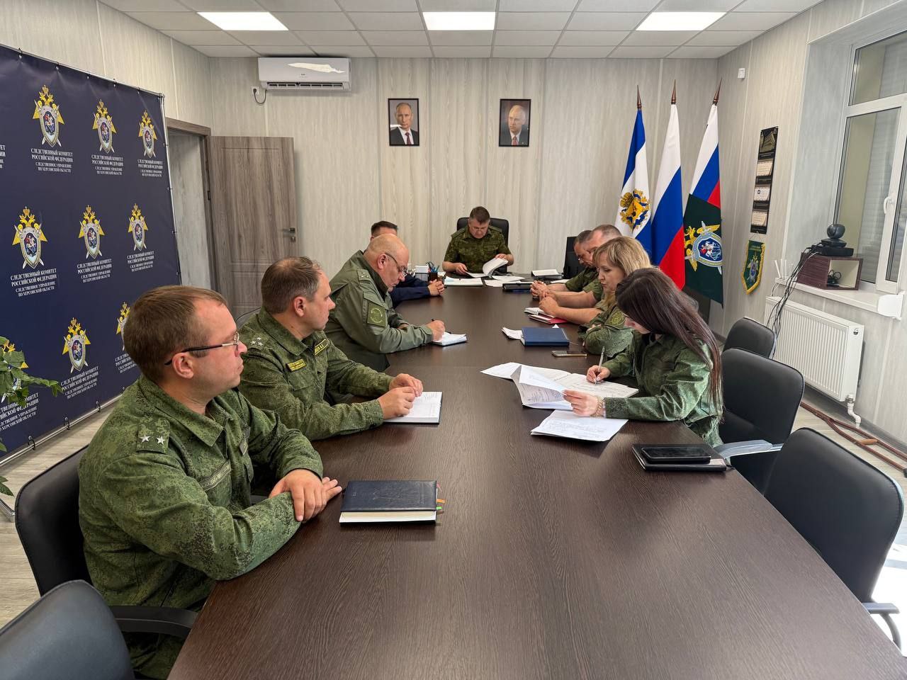 В следственном управлении по Херсонской области состоялась отборочная кампания для поступления граждан в академию Следственного комитета   Под председательством руководителя следственного управления СК России по Херсонской области генерал-майора юстиции Дмитрия Викторовича Маликова состоялось собеседование по отбору молодых людей, проживающих в регионе. На заседании комиссии следственного управления рассмотрен вопрос о рекомендациях конкретных кандидатов, изъявивших желание поступить в Луганскую академию Следственного комитета Российской Федерации, обучение в которой осуществляется на бюджетной основе с последующим трудоустройством в следственные органы.  Кандидаты уже прошли первый этап отбора - комплекс проверочных мероприятий, а также психодиагностическое тестирование, в ходе которого оценена мотивация кандидата к следственной работе, общеобразовательный уровень и способности. Были изучены представленные документы, достижения в учебе, спорте, индивидуальные способности.   Следственное управление уделяет особое внимание подготовке будущих кадров. Получение молодыми людьми качественных знаний, умений и навыков являются одними из приоритетных задач ведомства, поэтому работа следственного управления в этой сфере будет продолжена.