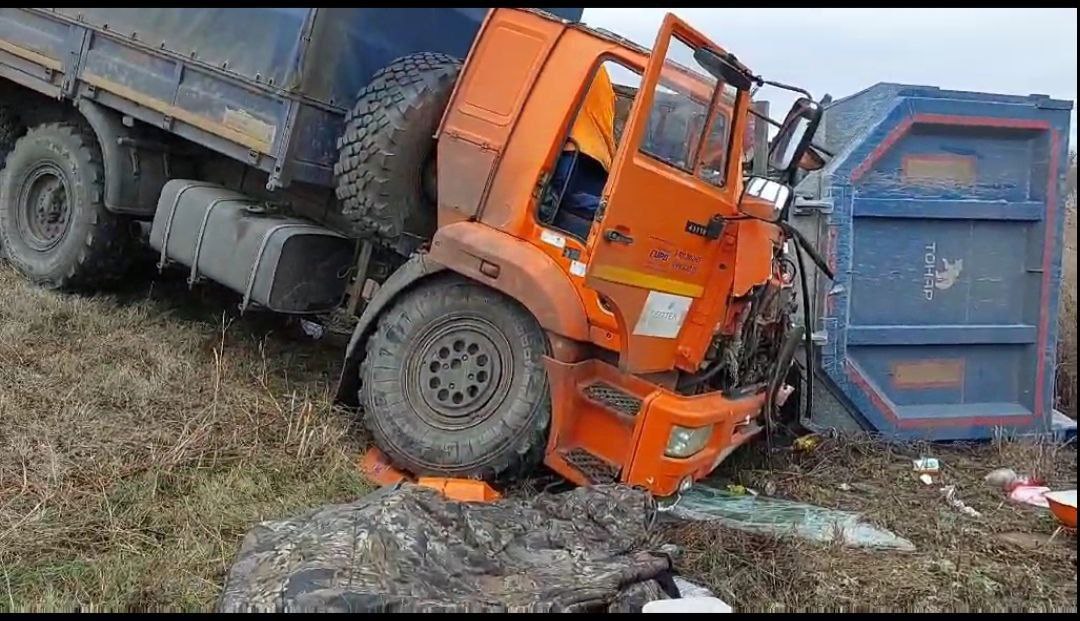 Два большегруза столкнулись в Большеглушицком районе  Авария произошла на дороге Большая Глушица - Пестравка.  По предварительной информации, один человек погиб, ещё один пострадал.   : Центр по делам ГО, ПБ и ЧС Самарской области    SOVAINFO   Прислать новость Больше новостей - на sovainfo.ru