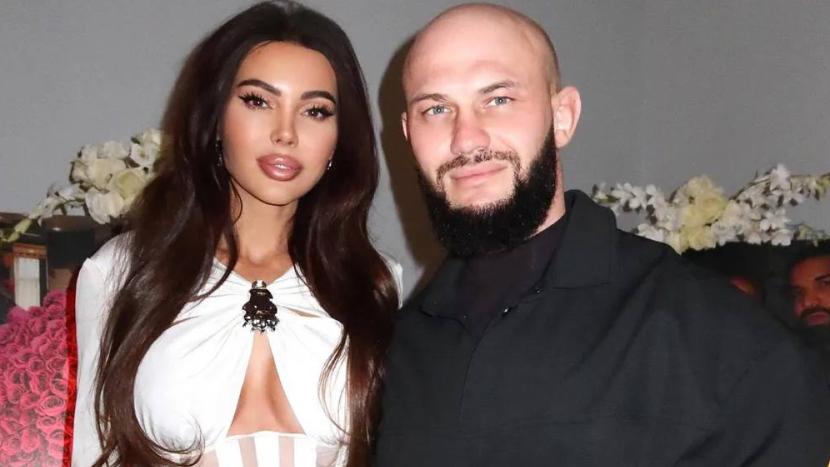 Джигана и Оксану Самойлову не развели Джиган оспаривает брачный договор Развод Джигана и Оксаны Самойловой откладывается рэпера не устроили условия брачного договора который он подписал в 2020 году после выхода из реабилитационной клиники во Флориде Как рассказывала Оксана Самойлова в реалити шоу для ВК Быть Джиганом и Оксаной по договору рэперу не остается ничего вся недвижимость переходит жене с которой остаются дети Сейчас Джиган оспаривает брачный договор Адвокат с его стороны скандально известный Сергей Жорин Он говорит о нарушении баланса интересов давлении со стороны близких и нестабильном состоянии Джигана во время подписания договора Теперь разводом будет заниматься Савеловский суд Москвы