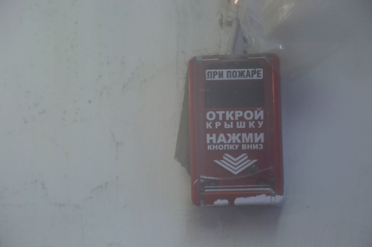 Новосибирские школы 25 февраля эвакуируют по учебной тревоге Пожарные сигнализации массово включат в учебных учреждениях Новосибирска их проверят на готовность к чрезвычайным ситуациям 25 февраля в 10 00 в организациях департамента образования пройдут тренировки с возможной эвакуацией учеников и персонала сообщили в пресс центре мэрии Мероприятия проводят по плану антитеррористической комиссии Новосибирской области Родителей школьников и других горожан просят сохранять спокойствие Подписаться на канал