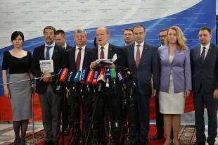 Сегодня в ходе пресс-подхода в преддверии заседания ГД председатель партии КПРФ Г.А. Зюганов поднял вопрос важности исторической правды о событиях 90-х, развале СССР и предъявлении импичмента Ельцину.
