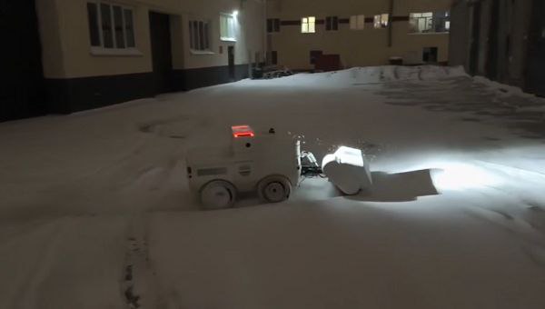 Разработанный в Омске робот впервые вышел на уборку снега В Омске разработали уличного робота уборщика который впервые прошёл испытания по уборке снега Разработка магистранта СибАДИ Данила Николаева в ближайшие годы может прийти на помощь городским коммунальным службам По предварительным оценкам стоимость одного робота уборщика составит чуть более миллиона рублей Разработчики считают что такие вложения могут окупиться уже в течение двух лет Интерес к инновации проявили компании из Екатеринбурга и Татарстана Робота представили на Молодежном технологическом форуме где также показали другие перспективные разработки Омской области Материалы с сайта Сибирский новостной