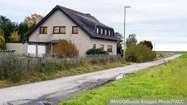 Финляндия Эстония Латвия Литва Польша разорвали торгово экономические отношения с Россией сломали модели приграничного сотрудничества и ввели ограничения То что регион испытывает теперь сложности закономерно сказал газете ВЗГЛЯД политолог Николай Межевич Так он прокомментировал разрабатываемый ЕК план по экономическому спасению приграничных с Россией стран ЕС Численность населения эстонской Нарвы а также латвийского Даугавпилса за прошедшие 35 лет сократилась в два раза Похожая картина наблюдается в приграничных финских городах ежегодный отток составляет 5 8 и ситуация в последнее время лишь усугубляется Все это говорит о том что через лет десять населенные пункты на востоке ЕС могут просто остаться обезлюженными и исчезнуть отметил собеседник Вина по его словам лежит исключительно на соответствующих столицах Однако разрабатываемый Еврокомиссией Отчет по восточным пограничным регионам едва ли решит существующие проблемы и исправит положение дел добавил политолог Дело в том что денег на восстановление инфраструктуры и бизнеса нужно много Европейский союз способен покрыть лишь наиболее очевидные проблемные заявки стран Балтии Польши и Финляндии но далеко не все уточнил спикер   Telegram MAX Читать эксклюзив