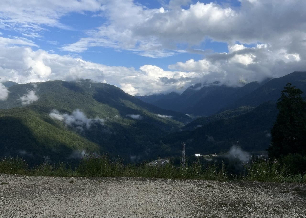 Горнолыжный курорт Роза Хутор перенес старт сезона на конец декабря Открытие трасс назначено на 29 декабря Специалисты не могут запустить систему искусственного оснежения на полную мощность из за теплой погоды При этом вся курортная инфраструктура уже работает Сейчас для гостей открыты отели канатные дороги и различные туристические развлечения Экономикавпечатлений