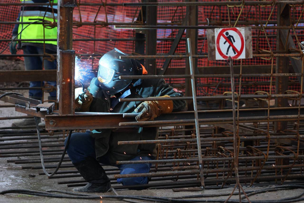 Сегодня принял участие в выездном совещании на строительной площадке нулевого этапа Высокоскоростной железнодорожной магистрали в Петербурге Мероприятие прошло под руководством заместителя председателя Правительства РФ Виталия Савельева и Губернатора Северной столицы Александра Беглова Проверили ход работ по строительству железнодорожной развязки на пятом километре одному из ключевых и наиболее сложных элементов входа ВСМ в город Этот объект позволит перевести электрички пригородного сообщения с Московского вокзала на новую станцию Волковская ВСМ имеет стратегическое значение как для Санкт Петербурга так и для страны в целом Проект включен в городскую программу 10 приоритетов развития и несомненно станет драйвером развития транспортной системы экономики и целых районов города