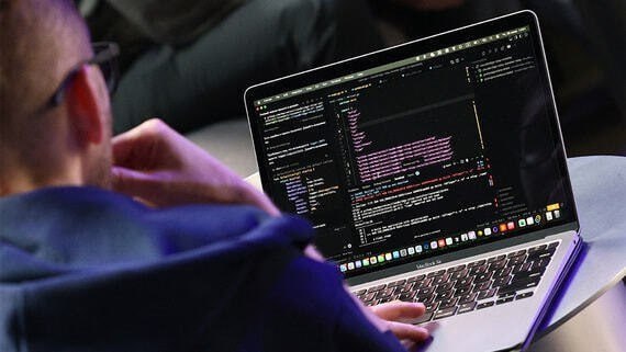 В России создадут первую некоммерческую ассоциацию по облачным технологиям Компании VK Cloud Yandex Cloud и Флант создадут первую в России некоммерческую Ассоциацию облачно ориентированных технологий Ее участником сможет стать любая фирма или разработчик использующие облачные сервисы и заинтересованные в развитии Cloud native подходов Ассоциация будет первой в России организацией ориентированной на развитие принципов стандартов и архитектуры нативных облачных технологий независимо от конкретного вендора Партнерами ассоциации смогут стать компании применяющие в своей деятельности облачные технологии а ее участниками любые IT специалисты Первым событием которое проведет ассоциация станет некоммерческая конференция Kuber conf by АОТ запланированная на 4 декабря в Москве Она рассчитана на инженеров и архитекторов платформ и сервисов специалистов в области DevOps и DevSecOps а также разработчиков K8s На мероприятии участники смогут узнать о миссии АОТ планах на год структуре и проектах