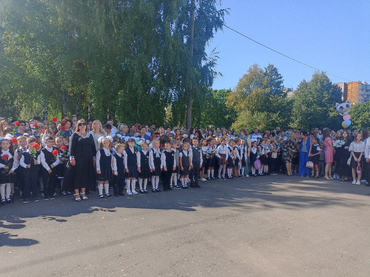 В первый класс в этом году пойдет 13,4 тысяч детей из Владимирской области  Министерство образования региона и все общеобразовательные учреждения готовятся к началу учебного года. Осталось меньше месяца, но набор в первые классы еще продолжается. За парты впервые сядут 13,4 тысячи ребят.  1 сентября откроют свои двери 307 муниципальных, 10 частных и 26 государственных общеобразовательных организации. В них придут свыше 150 тысяч учеников. 11% ребят будут учиться во вторую смену. Также новый учебный год начнут 333 детских сада, 30 колледжей и 11 вузов.