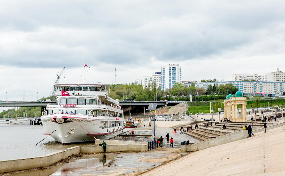 В Уфе причалил первый в 2025 году круизный лайнер Сегодня утром к Монументу Дружбы причалил четырехпалубный теплоход «Александр Пушкин», следующий по маршруту Нижний Новгород — Уфа — Нижний Новгород. Он пробудет в столице республики до восьми вечера 2 мая. Кадры прибытия круизного лайнера — в фоторепортаже РБК Уфа. Больше фото на нашем сайте. РБК-УФА
