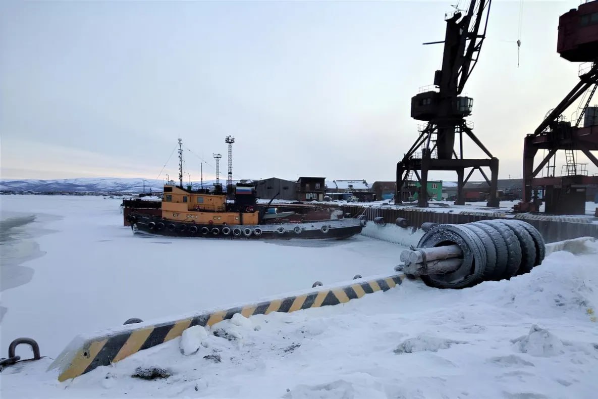 В морском порту Охотска в Хабаровском крае закрыли навигацию В морском порту посёлка Охотск распоряжением капитана официально закрыли сезонную навигацию Морские ворота находятся в лагуне устья реки Кухтуй с наступлением отрицательных температур вода там замерзает что делает судоходство невозможным без использования ледоколов По информации федерального агентства морского и речного транспорта за минувшую навигацию в морском порту Охотск приняли 225 судов это на 10 больше чем было в 2024 году Увеличилось также количество грузов которые прошли через гавань Так всего было обработано 415 5 тысячи тонн что уже на 20 больше показателей прошлого года todaykhv