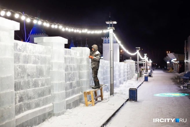 20 миллионов рублей на ледовые городки готовы потратить в Ангарске Пока не уточняется где именно они появится но традиционно основные локации площадь имени Ленина парк у ДК Современник и парк 10 летия Ангарска Кроме того ледяные фигуры скульптуры и горки обычно устанавливают и в других районах округа в Мегете Одинске Савватеевке Китоe Цементном и Юго Восточном микрорайонах В списке самых дорогих работ по контракту значатся технический монтаж различных объектов 3 2 миллиона рублей а также обустройство тематических ледовых лабиринтов Снежная королева 2 миллиона и Щелкунчик 1 16 миллиона В этом году планируют установить две большие 8 м две средние 7 м и четыре детские 5 м горки Для малышей появится горка Кораблик длиной не менее 3 5 метра Приём заявок на участие в аукционе до 11 ноября а полностью городки со светодиодной подсветкой должны быть готовы к 15 декабря Ircity теперь в MAX