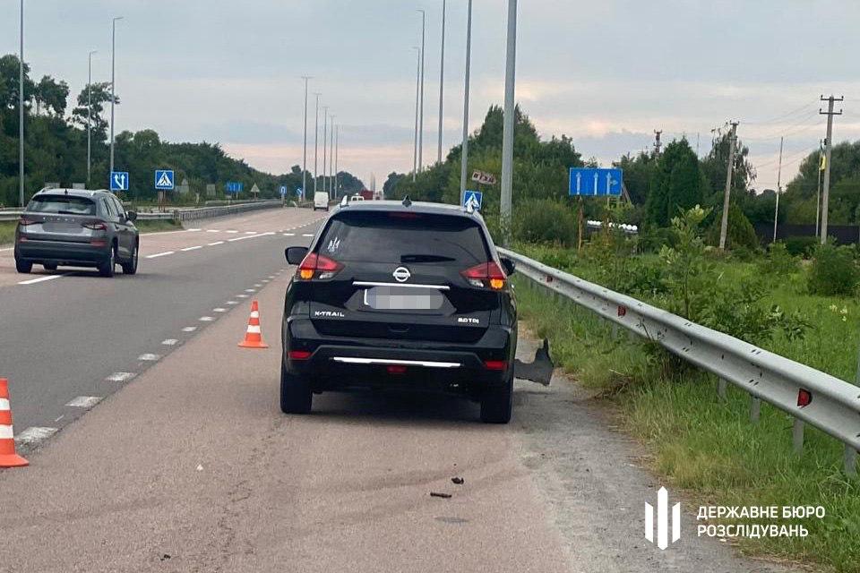 Задержан полицейский из Ровно, который сбил насмерть мужчину и отказался пройти тест на алкоголь, хотя от него ощущался резкий запах спиртного, сообщает ГБР.  8 августа около 17:30 возле села Бранев полицейский выехал на обочину, где сбил двух пешеходов. 47-летний мужчина погиб на месте, а его 34-летний товарищ получил телесные повреждения.  Полицейский уже отправлен под стражу без права залога.  Сайт "Страна"   X/Twitter   Прислать новость/фото/видео   Помощь