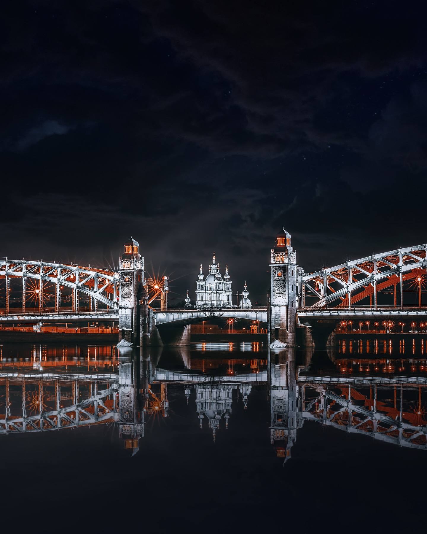 Регулярная разводка мостов на Неве Большой и Малой Неве завершится в ночь на 30 ноября Переправы на рукавах реки закончили навигацию ещё 15 ноября В Смольном подводят итоги Всего с марта этого года в Петербурге выполнили 2206 разводок из которых 88 технические Самыми активными мостами как и в прошлом году стали Дворцовый 417 разводок Благовещенский 387 и Володарский 322 За сезон по Неве прошли 1484 судна В декабре технические разводки продолжатся специалисты будут обслуживать оборудование и конструкции TodaySPb   Новости GradSPb   Места СПб