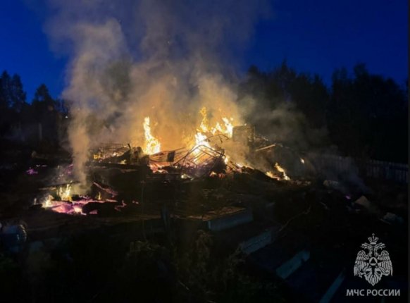 Пенсионер погиб в охваченном огнем доме в Иркутском районе Кровля и стены садового дома рухнули Читать подробнее на сайте...