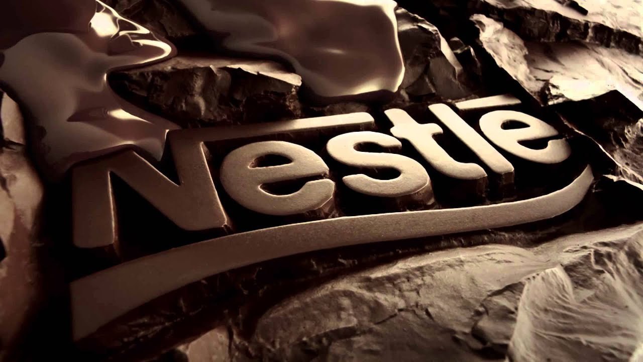 Nestle остается самым дорогим среди продуктовых брендов по версии Brand Finance Nestle остается лидером мирового рейтинга продуктовых брендов по итогам десятого года подряд, несмотря на то, что за минувший год его стоимость снизилась на 4% - до $20 млрд, сообщает Brand Finance. Второе место в рейтинге удерживает бренд Lay s, стоимость которого увеличилась на 5,8%, до $12,7 млрд. На третьем месте остается китайский бренд Yili -3,4%, до $11,2 млрд , на четвертом - американский бренд Tyson +19,8%, до $9,9 млрд , на пятом - французский Danone +3,1%, до $8,3 млрд . Пятерка лидеров не изменилась по сравнению с предыдущим годом. Стоимость американского производителя чипсов Doritos выросла на 16%, до $5,4 млрд, что позволило ему подняться на три позиции и занять седьмое место после Kellogg s -1,1%, до $6 млрд . Бренд тайваньского производителя напитков и лапши быстрого приготовления Uni-President подорожал на 35% до $5 млрд и поднялся на 10 позиций, до восьмого места в рейтинге. Девятое место занял итальянский бренд Barilla +21%, до $5 млрд , а замыкает десятку лидеров бренд швейцарского производителя шоколада Lindt +14,4%, до $4,9 млрд . Совокупная стоимость топ-10 продуктовых брендов составляет $88,4 млрд, что представляет более 35% общей стоимости топ-100, сократившейся за год примерно на 7%, до $250,8 млрд, отмечает Brand Finance. Среди 100 вошедших в рейтинг брендов 41 являются американскими, 10 - китайскими, девять - итальянскими, пять - японскими, четыре - швейцарскими. По три представителя у Индии, Германии и Великобритании, два - у Сингапура.