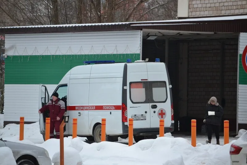 В Уфе семья с двумя детьми отравилась угарным газом Прокуратура взяла ситуацию на контроль В поселке Новые Черкассы Орджоникидзевский район Уфы 19 апреля произошло отравление угарным газом В больницу с признаками интоксикации госпитализировали 34 летнюю женщину и её двоих детей трёх и девяти лет Как сообщили в СУ СКР по Башкортостану в момент происшествия отец семейства находился в ванной и не пострадал Всем пострадавшим оказана необходимая медицинская помощь По данным Минздрава республики мать уже отпустили домой дети остаются под наблюдением врачей Следователи провели осмотр места происшествия назначены судебно медицинские экспертизы Будет дана правовая оценка действиям или бездействию лиц ответственных за содержание и эксплуатацию газового оборудования а также проверку дымовых и вентиляционных систем  Обратная связь  Подписаться  Подписаться в MАХ