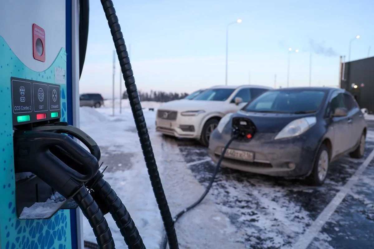 Электрические автомобили в Россию пришли не с Запада, а из Китая, который в короткое время сумел добиться впечатляющего лидерства в этой технологической гонке. И какие у нас перспективы?  Вот оптимистический вариант: к 2025 году по улицам Москвы будет ездить 65 тысяч электромобилей.  Но есть сомнения. У России тут слишком много проблем:   1   климат, который плох для батарей, она теряет до 35% своей эффективности.  2   нет инфраструктуры почти нигде, кроме Москвы. Государство ее почти не субсидирует. Переработка батарей вообще неразвита, только зарождается, а дешевых технологий пока нет нигде в мире.  3   обслуживание электромобилей дороже обычного авто на ДВС. Та же батарея, стоимость которой доходит до 40% от суммы всей машины, обязательно потребует замены.  Да и вообще, в Китае, где дешевый электромобиль стоит 800 тысяч рублей на наши деньги, а зарплаты выше российских, потребительская модель у автовладельцев другая. Там машину покупают на 4–5 лет, а потом просто выбрасывают на утилизацию.    Об этом рассказывает экономический обозреватель Владимир Гуревич, много и подробно изучающий электрический транспорт. Говорит с ним Валерий Ширяев — тут стоит вспомнить, что военный обозреватель «Новой» до 2022 года занимался обзором космических, электрических и беспилотных технологий.    Не открылась ссылка? Читайте тут.