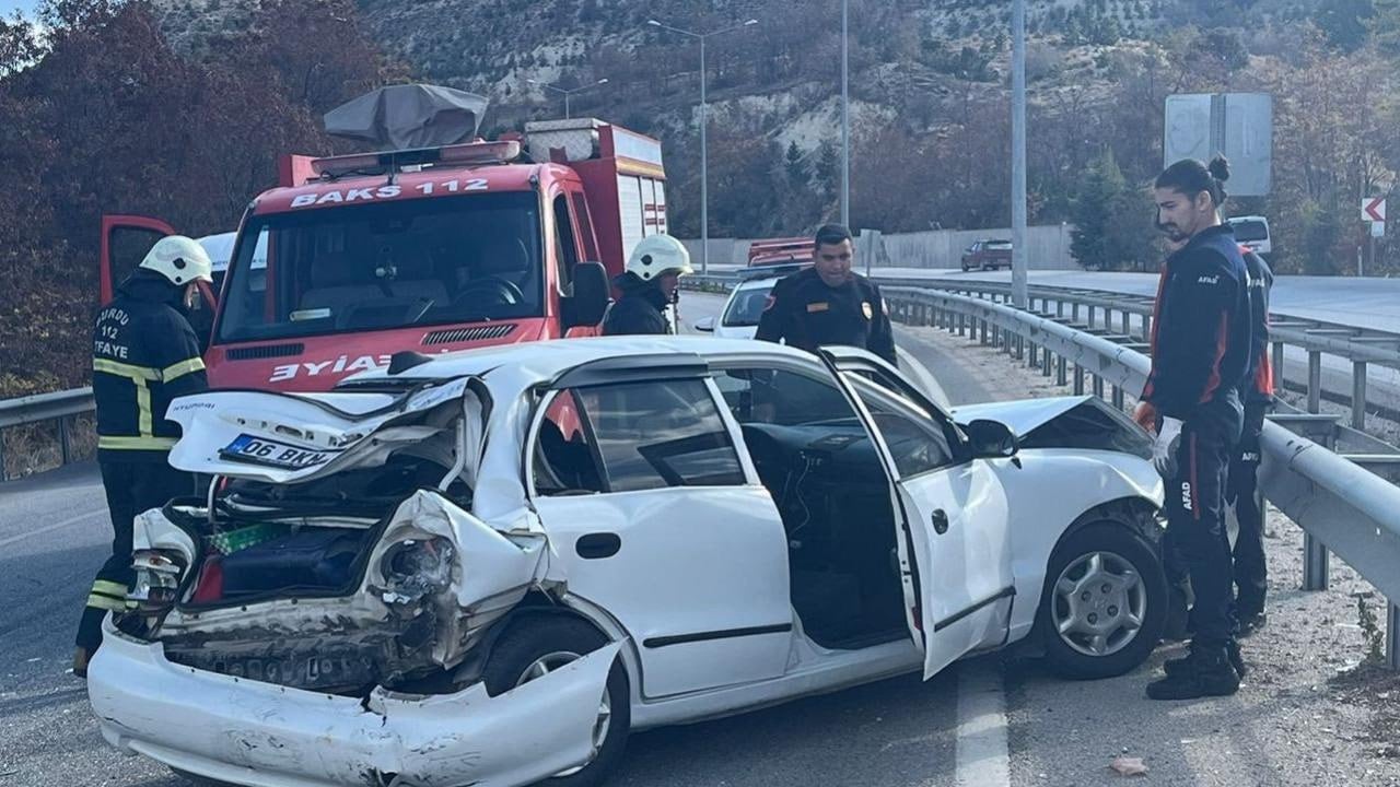 По данным Турецкого статистического института  TürkStat , за первые девять месяцев 2024 года в стране зарегистрировано 518 496 дорожно-транспортных происшествий. Из них 226 044 привели к гибели или травмам людей: на месте происшествия погибло 2 312 человек, ранения получили более 330 тысяч.    В 2023 году общее число аварий достигло 1,3 миллиона, ежедневно уносивших жизни 18 человек. Причиной подавляющего большинства ДТП — 88,9% — стали ошибки водителей.    Ассоциация по предотвращению дорожно-транспортных происшествий Турции настаивает на ужесточении наказаний за нарушения и повышении эффективности профилактических мер. Она предлагает пересмотреть скоростные лимиты, стандарты техосмотра и усилить контроль за тахографами, чтобы снизить число аварий.